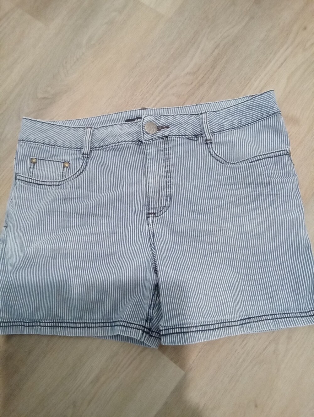 Beau Dawson Size 12 Pinstriped Cotton Blend Shorts in White and Navy